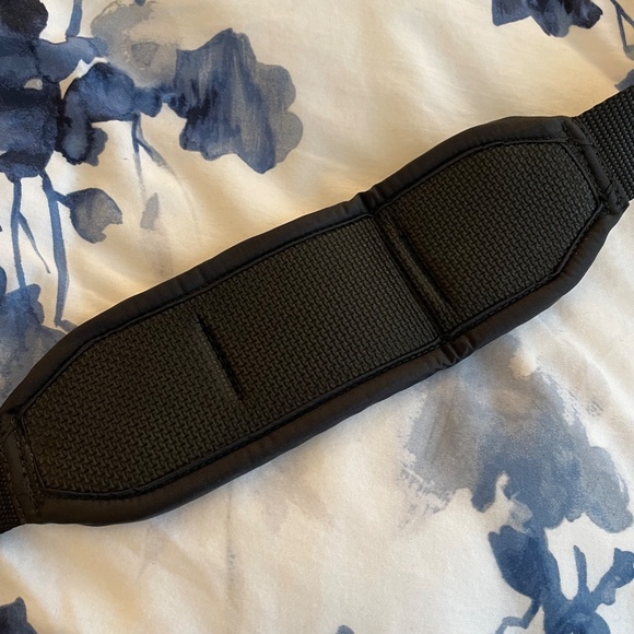 One (1) WaterField iPad/Tablet Cushioned Bag + Shoulder Strap - Picture 6 of 10